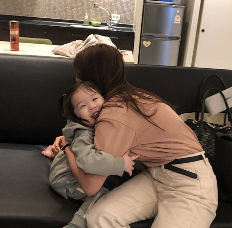 5 tài sản vô giá mẹ để lại cho con thông qua CÁI ÔM mà chính mẹ cũng không ngờ đến- Ảnh 4.