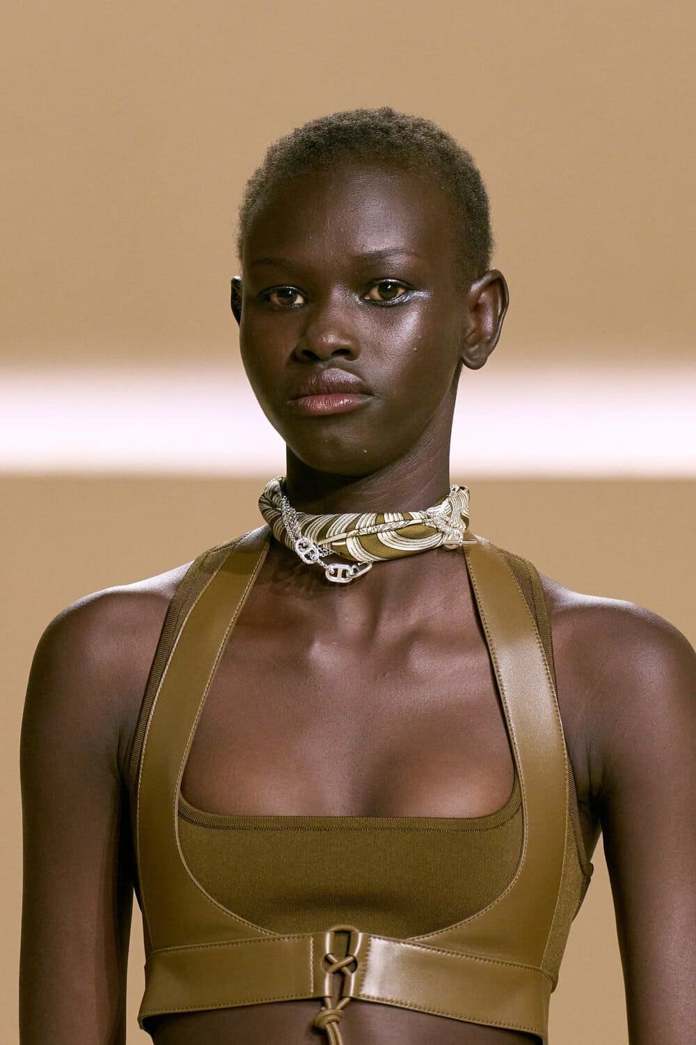 Hinh anh 9 xu hướng làm đẹp lên ngôi tại sàn diễn Xuân Hè 2026 10