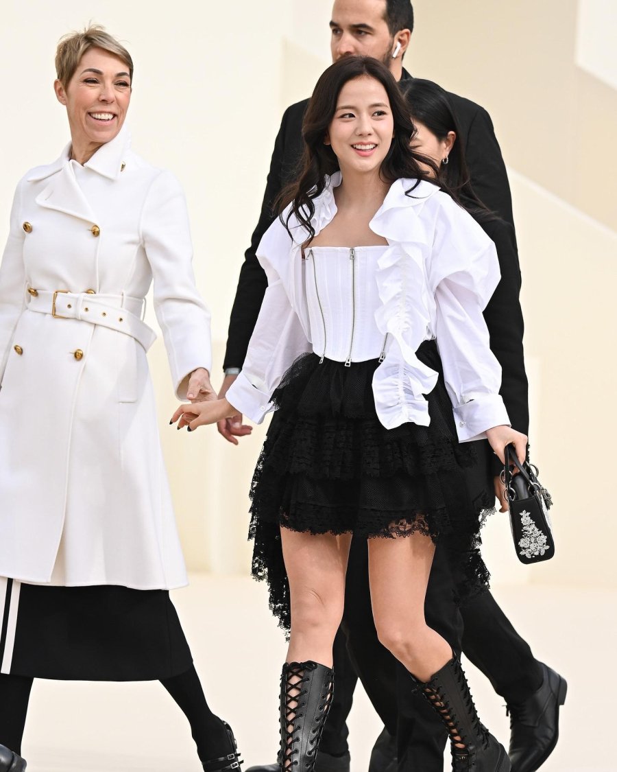  Với Jisoo, đôi bốt không chỉ làm hoàn thiện outfit mà còn là dấu ấn phong cách – biểu trưng cho sự tinh tế và chuẩn mực thời trang quốc tế.