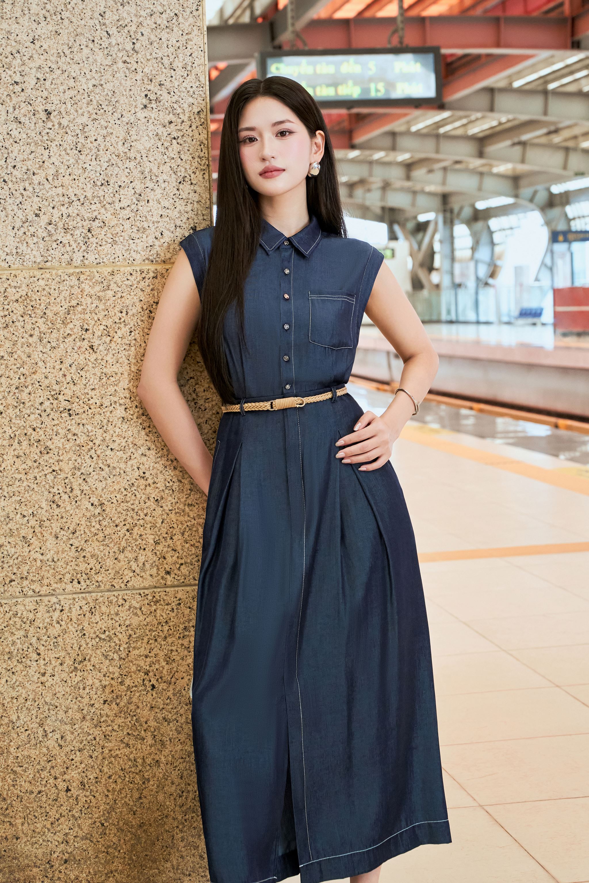 Denim mang "làn gió mới" đến thời trang công sở- Ảnh 1.