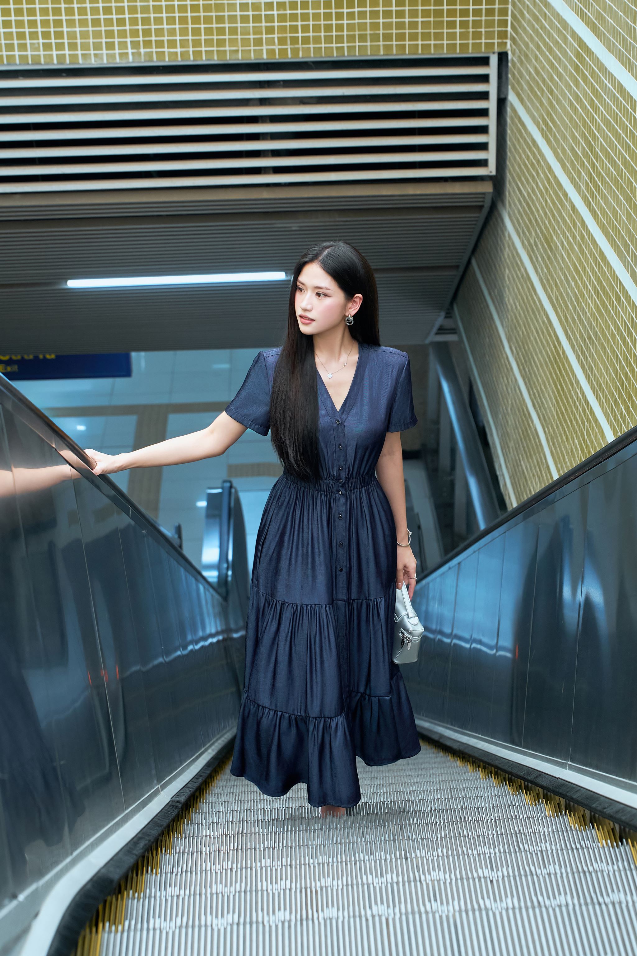 Denim mang "làn gió mới" đến thời trang công sở- Ảnh 4.