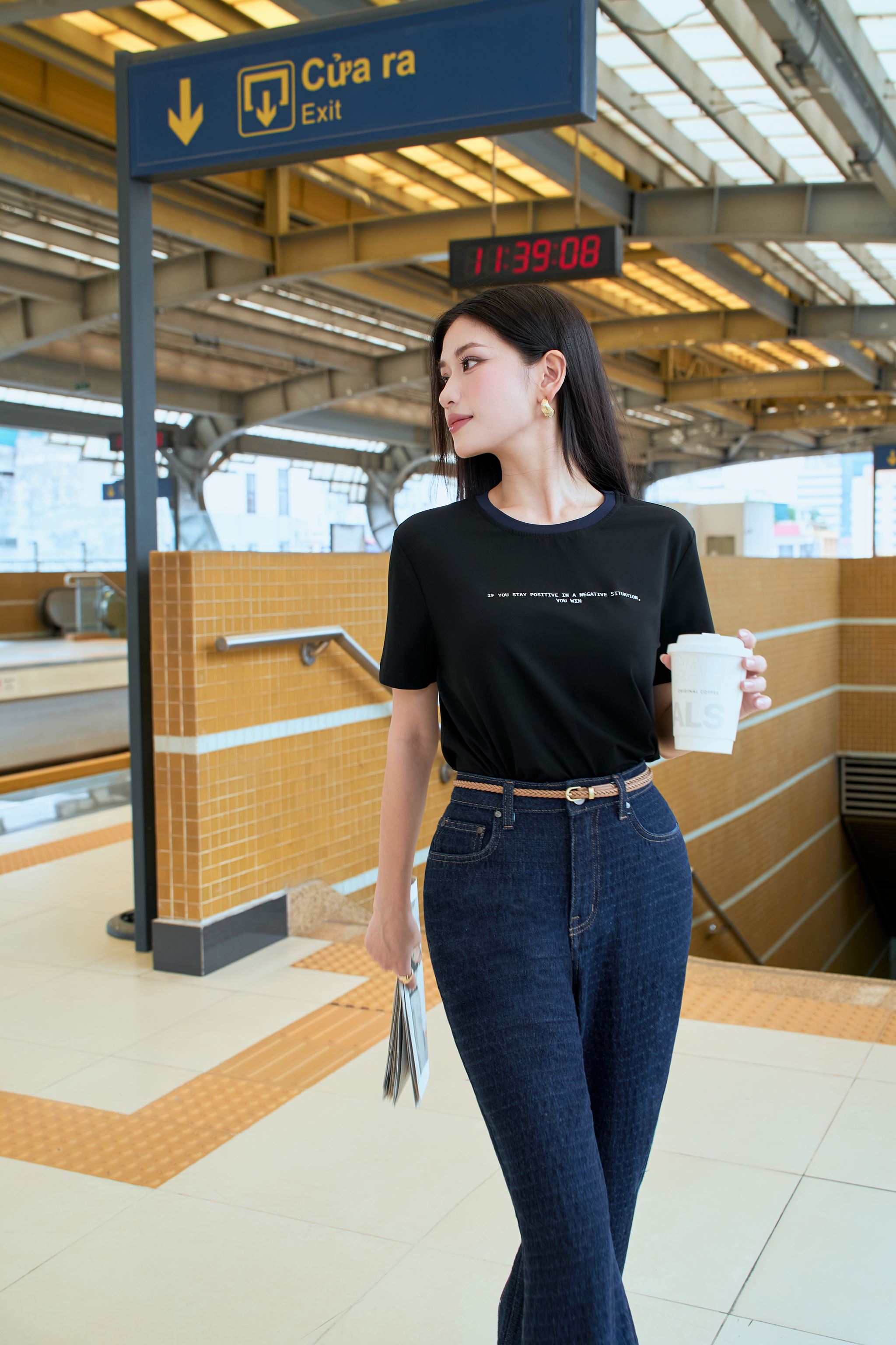 Denim mang "làn gió mới" đến thời trang công sở- Ảnh 3.