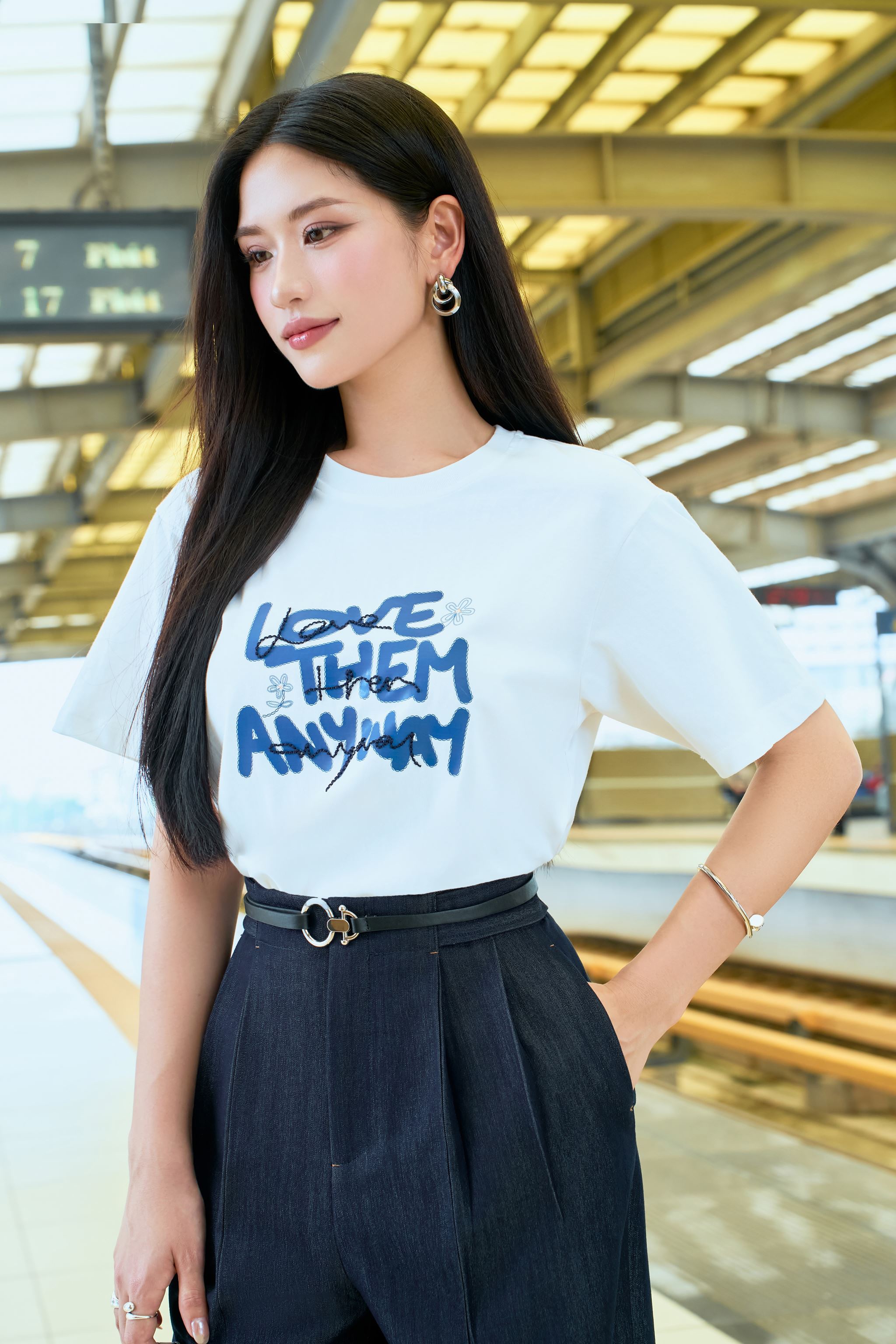 Denim mang "làn gió mới" đến thời trang công sở- Ảnh 2.