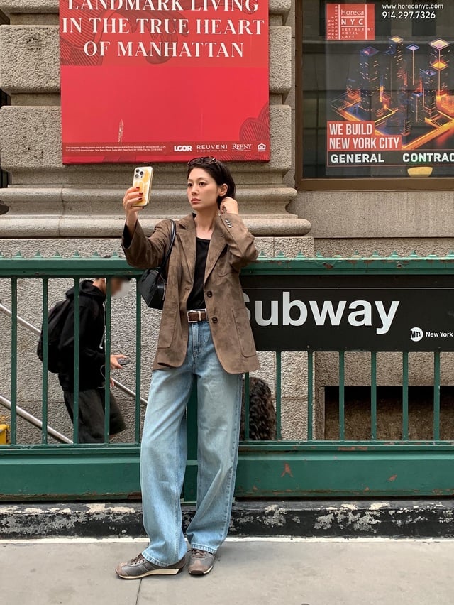 Chỉ cần thêm một chiếc blazer da, set đồ cơ bản lập tức trở nên đẳng cấp hơn.