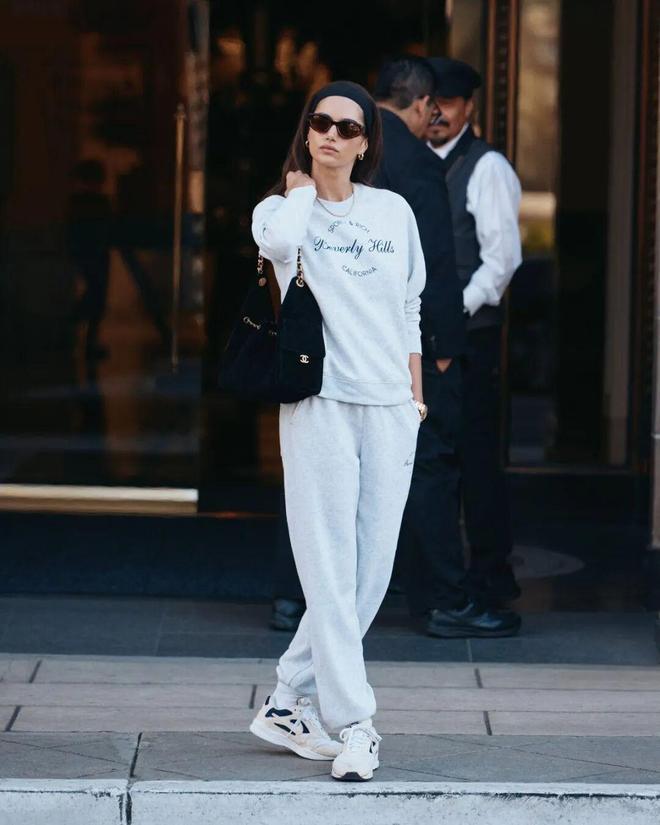 Kiểu áo nỉ cổ tròn trơn màu là minh chứng rằng thời trang tối giản không hề tẻ nhạt.