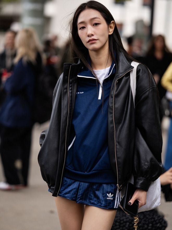 Đây là kiểu áo gợi nhớ đến thập niên 90 – thời đại của những bộ trang phục thể thao phóng khoáng, mang tinh thần tự do.