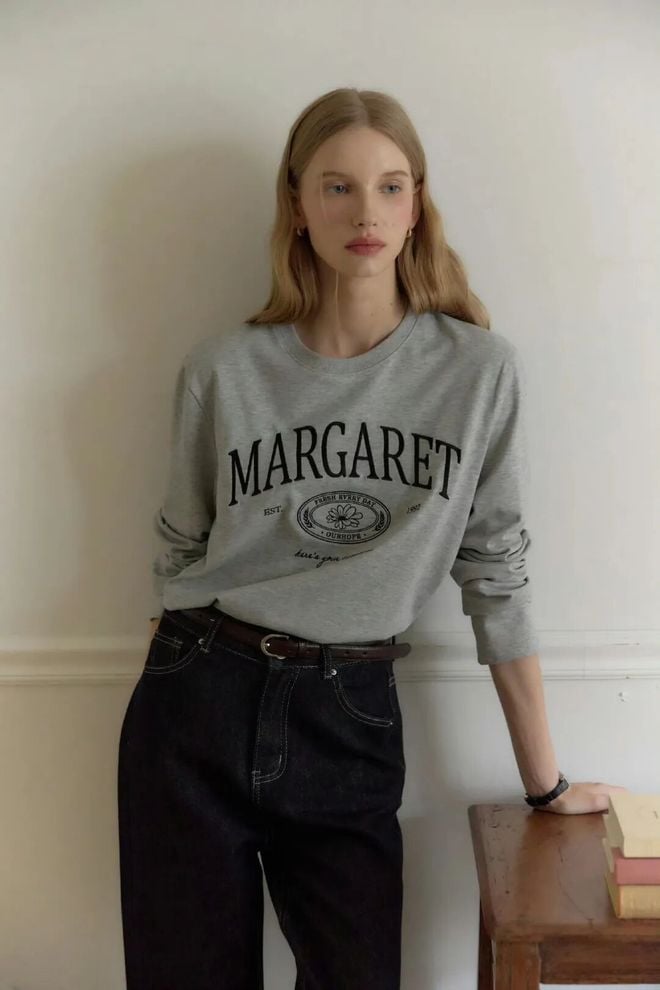 Nếu muốn thể hiện cá tính, áo nỉ in chữ hoặc slogan là lựa chọn không thể bỏ qua