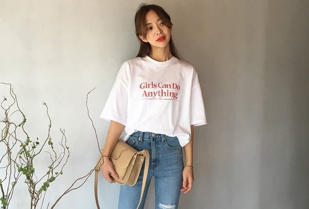 Cách phối đồ đầu tiên và cũng là kinh điển nhất chính là kết hợp áo phông với quần jeans.