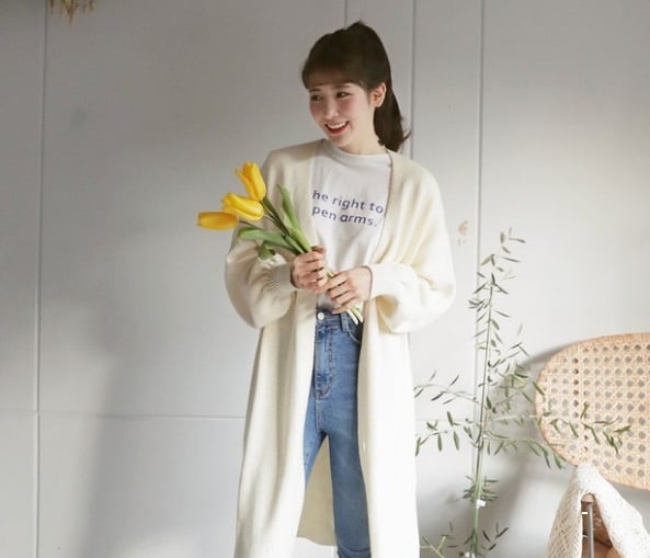 Với những ngày thời tiết miền Bắc còn hơi se lạnh, áo phông có thể kết hợp cùng cardigan dáng dài hoặc blazer.