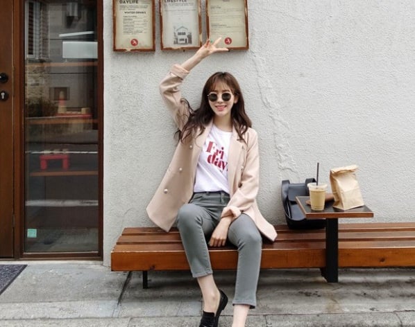 Cặp đôi hoàn hảo cho set đồ này chính là quần âu hoặc jeans cùng một đôi sneakers trắng – vừa thoải mái vừa trendy.