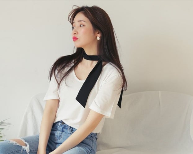 Một gợi ý khác là khoác nhẹ chiếc áo len mỏng sáng màu trên vai – chi tiết nhỏ nhưng tạo hiệu ứng thời trang rõ rệt