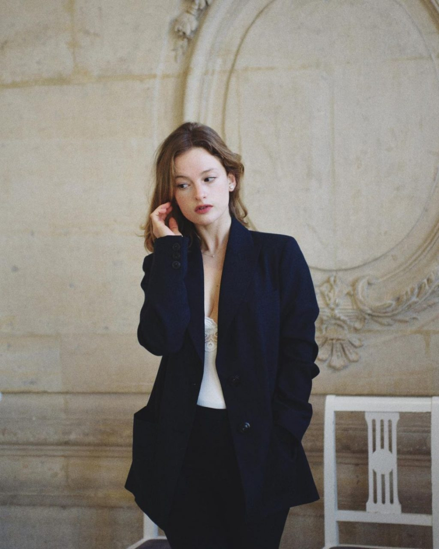 Họ thường kết hợp blazer với áo hai dây lụa mềm mại – một sự pha trộn thú vị giữa menswear và nét gợi cảm nữ tính. 