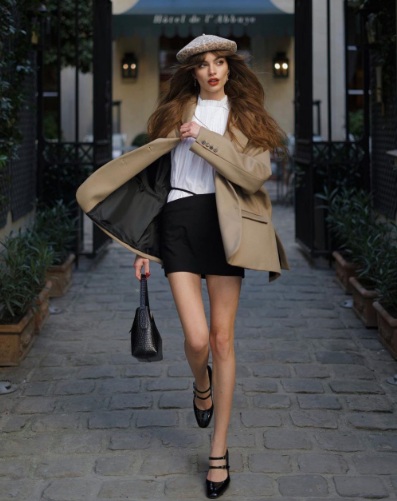 Gu ăn mặc của phụ nữ Pháp hiếm khi lệ thuộc vào họa tiết cầu kỳ hay gam màu rực rỡ.