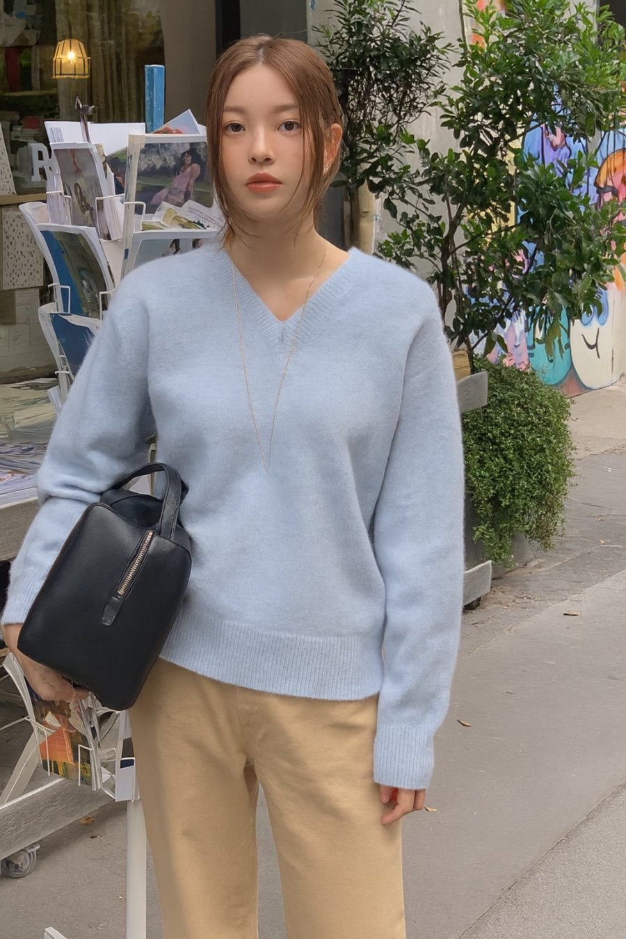 Dịu dàng mà không nhạt nhòa – gam pastel xanh kết hợp quần be giúp bạn nổi bật theo cách nhẹ nhàng nhất.