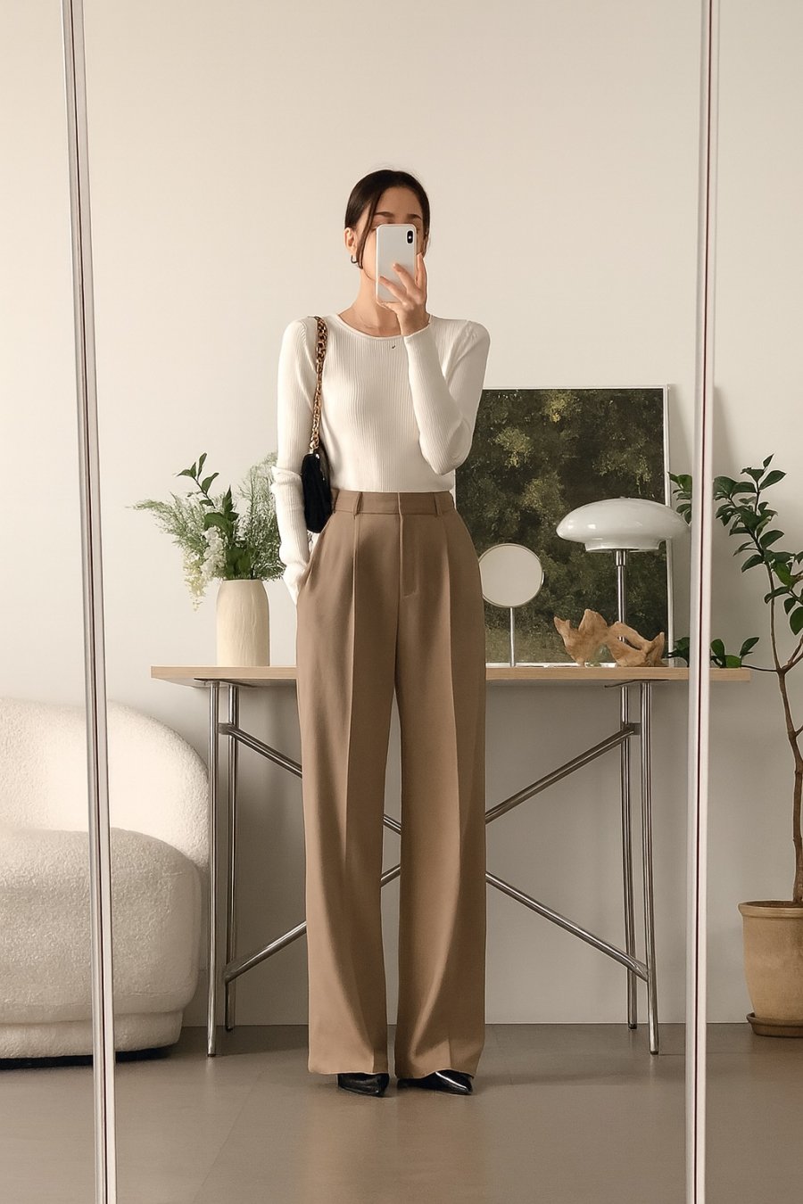 Mỗi chi tiết đều có dụng ý – từ dáng áo ôm nhẹ đến chiếc túi quai xích, tất cả tạo nên vẻ sang trọng tự nhiên.