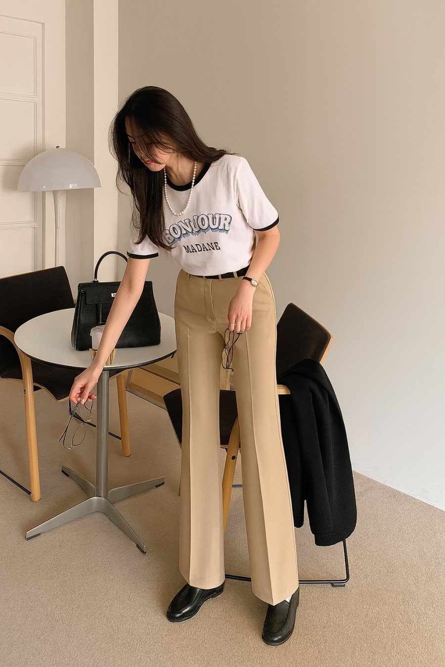 Một tách cà phê, một chiếc áo thun in chữ, và một set đồ đơn giản đủ khiến ngày mới thêm hứng khởi.