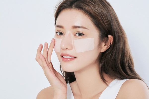 Lớp tế bào chết tích tụ khiến da xỉn màu và cản trở hấp thu dưỡng chất.