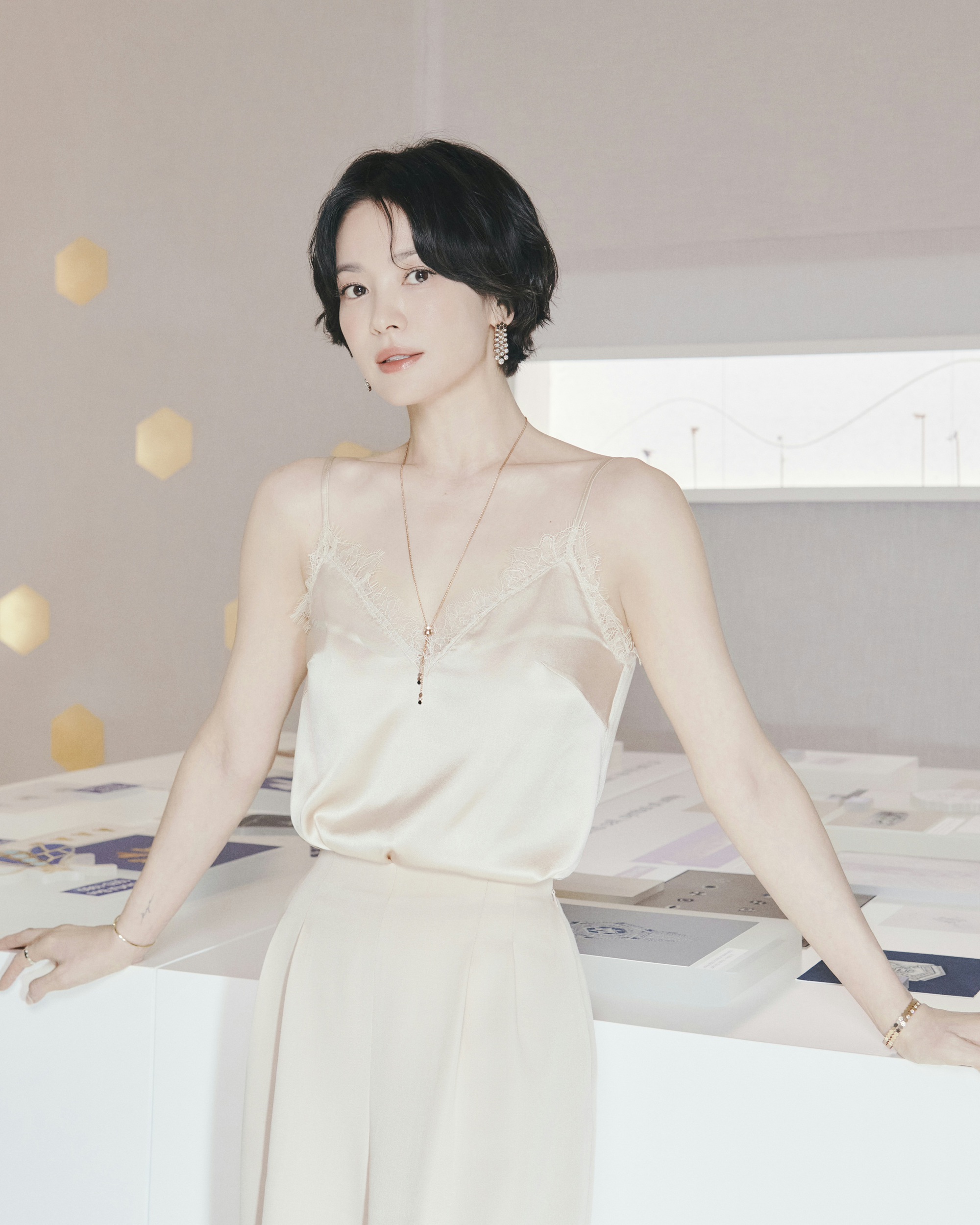 Soobin sánh vai cùng Song Hye Kyo và dàn sao K-pop tại “Tổ ong Chaumet” ở Seoul - Ảnh 4.