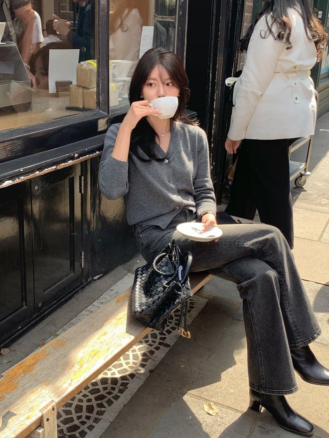 Nếu blazer đại diện cho vẻ đẹp mạnh mẽ, thì cardigan lại là biểu tượng của sự mềm mại và duyên dáng.