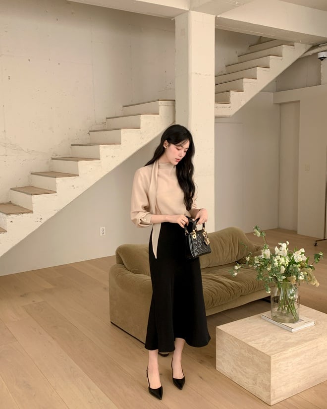 Với nàng công sở, chân váy luôn là món đồ thể hiện rõ nhất vẻ đẹp nữ tính mà không cần quá cầu kỳ. 