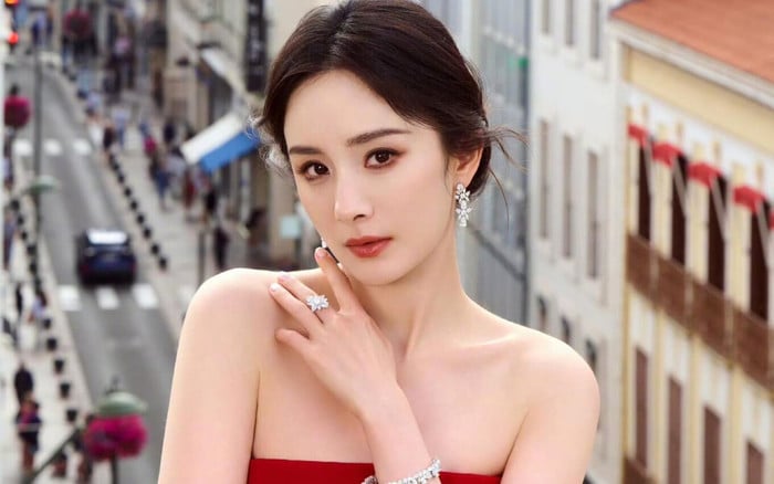 Trong các bí quyết dưỡng nhan truyền thống, vùng cổ luôn được chăm sóc cẩn thận không kém da mặt.