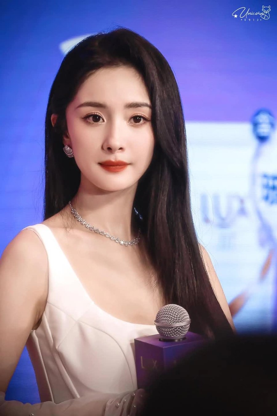 Trước tiên, cần rửa sạch cổ bằng sữa rửa mặt dịu nhẹ để loại bỏ bụi bẩn, mồ hôi và tế bào chết. 