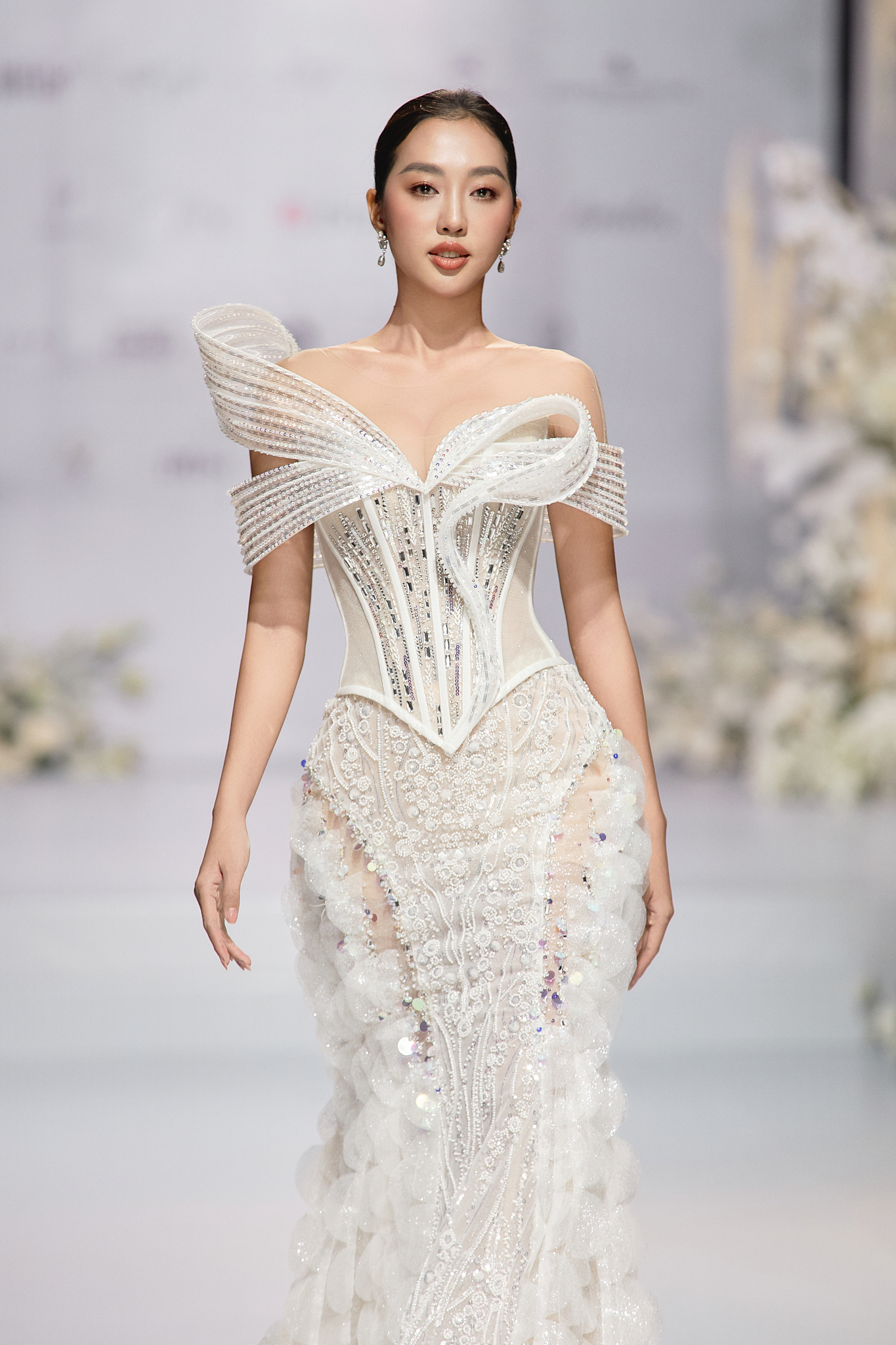 Các thiết kế với các đường cong uốn lượn, thực hiện thủ công bằng phương pháp luồng gọng định hình, kết hợp hài hòa các gam màu trung tính mà ngọt ngào.