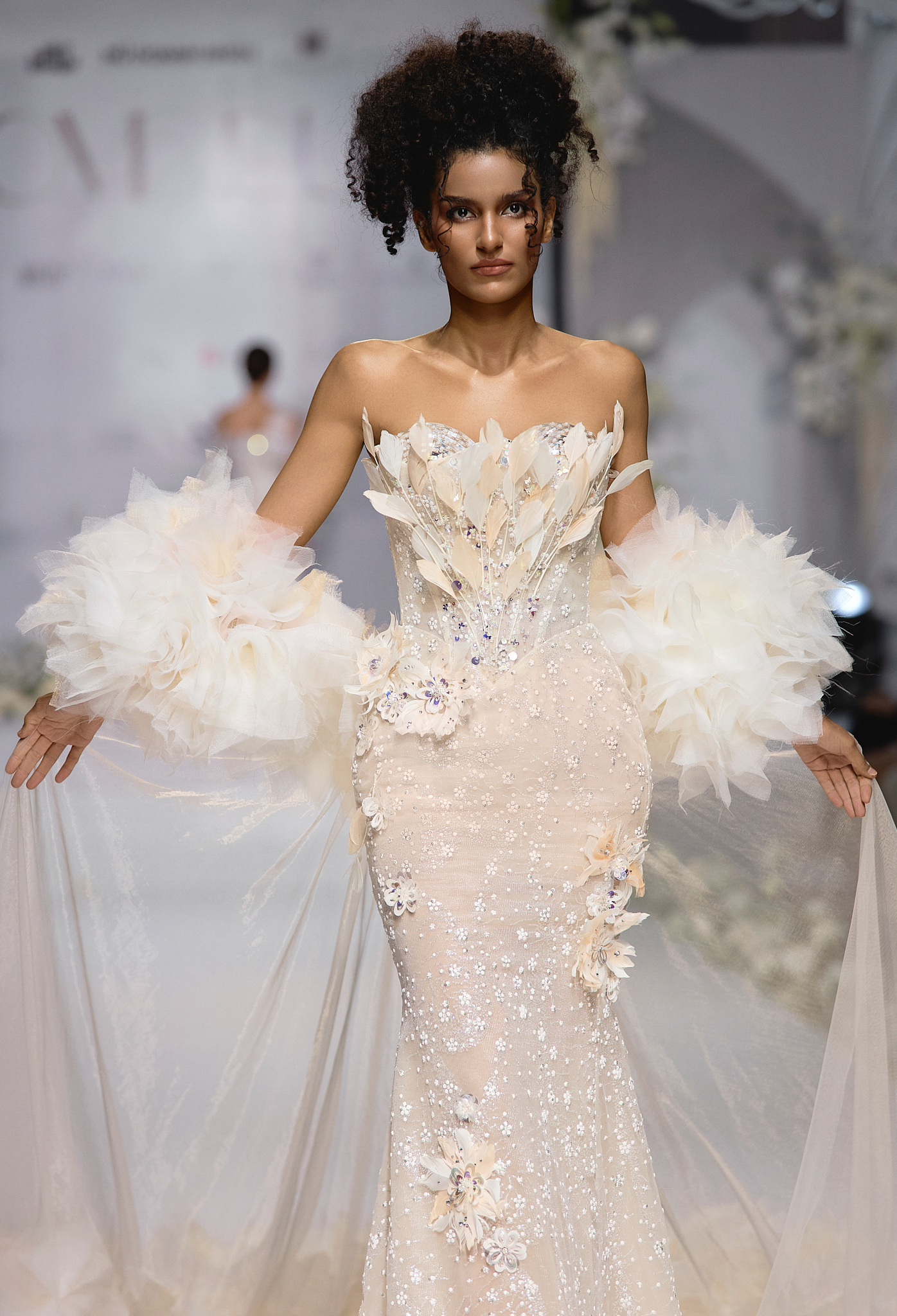 NTK Kim Anh Lê chia sẻ, bộ sưu tập được chị lấy ý tưởng được lấy từ chính nỗi lòng của cô dâu. Đôi khi vì sự dèm pha của người khác mà họ không dám mặc váy cưới đúng ý mình, không dám vượt khỏi giới hạn để quyết định diện mạo ngày trọng đại. Bộ sưu tập “Unfolding Her” với 22 thiết kế để các nàng dâu có thể bứt phá khỏi vùng an toàn, lựa chọn trang phục cưới theo mong muốn của bản thân.