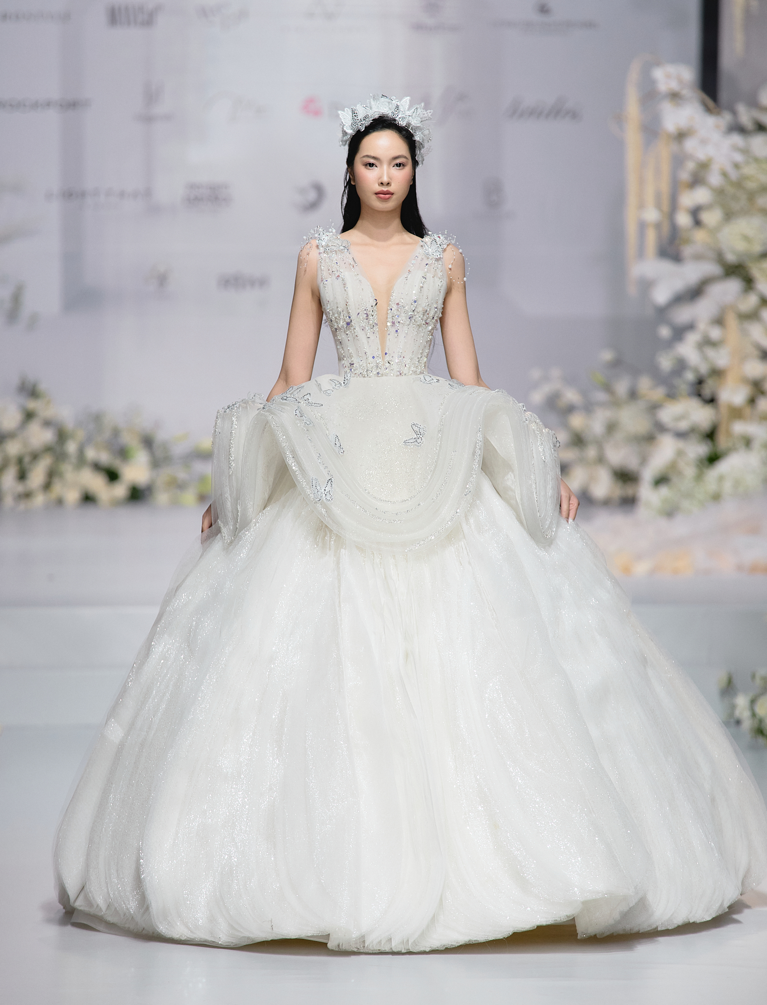 Hình ảnh của những cánh hoa đang e ấp chờ phút giây được nở rộ rực rỡ được thể hiện rõ trên chính chiếc váy cưới.