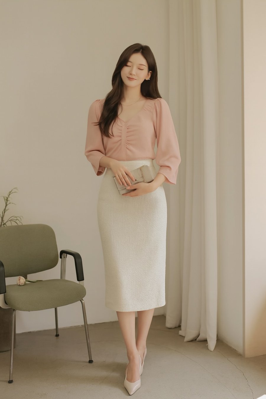 Diện áo blouse cổ nơ dịu dàng cùng chân váy tweed trắng – công thức đơn giản mà luôn hiệu quả để ghi điểm thanh lịch nơi công sở hoặc những buổi hẹn nhẹ nhàng.