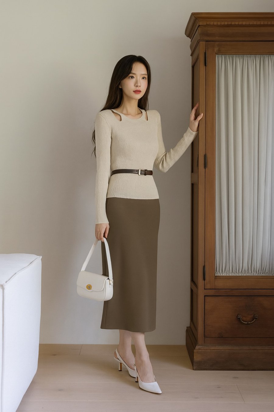 Tôn dáng nhẹ nhàng với áo len dài tay ôm nhẹ và thắt lưng mảnh – lựa chọn tinh tế cho những cô nàng yêu phong cách trang nhã, kín đáo mà không kém phần quyến rũ.