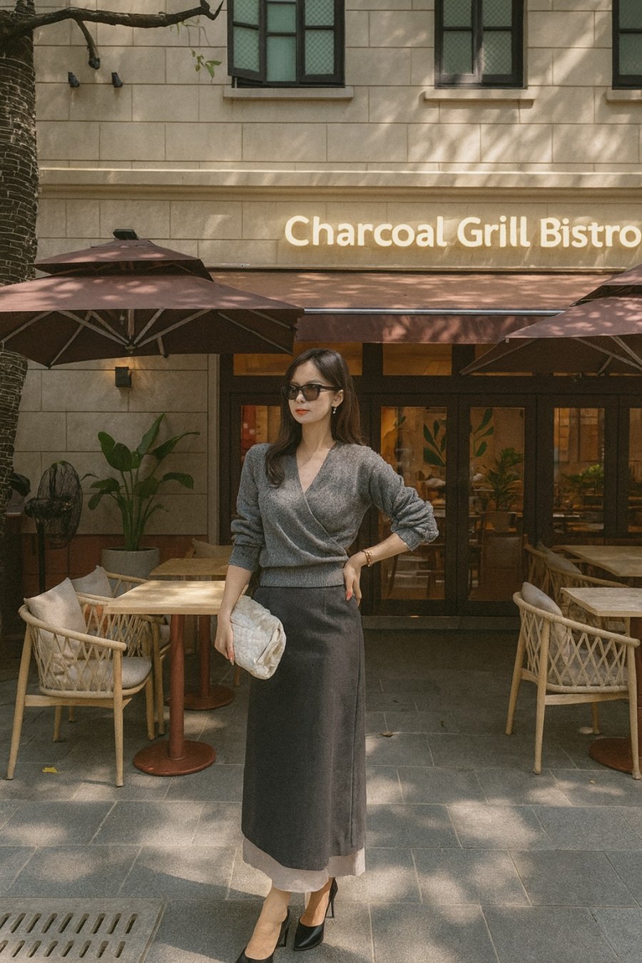 Áo len quấn dáng ngắn phối cùng chân váy đen suông – vẻ ngoài hiện đại, cuốn hút nhưng vẫn giữ được sự mềm mại, rất phù hợp cho những buổi cafe phố xá.