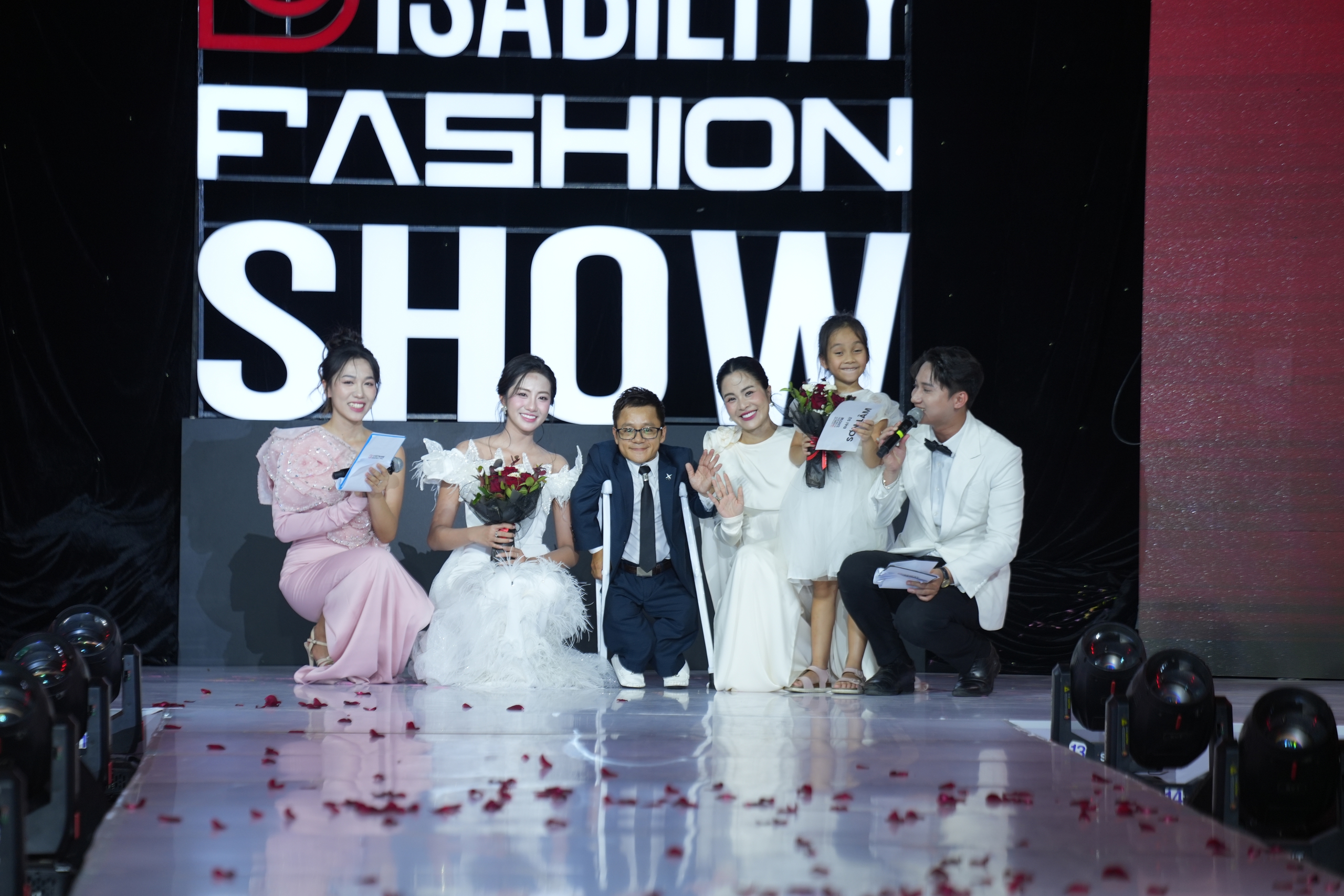 NTK Ngô Diễm Hương (thứ 3 từ phải sang) cùng 2 Đại sứ của chương trình là diễn giả Sơn Lâm, Hoa hậu Hà Trúc Linh