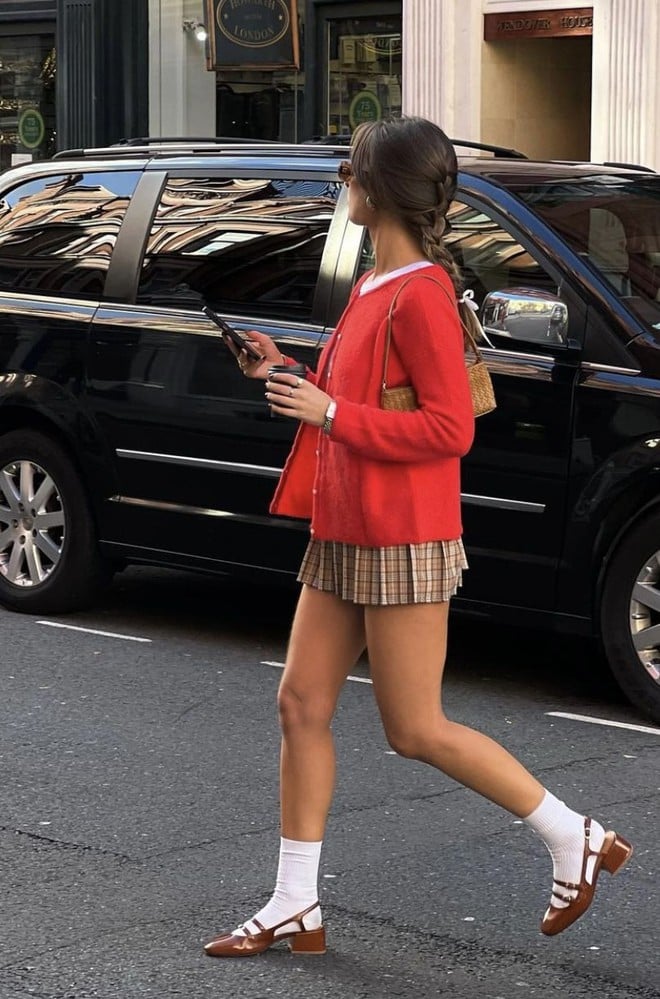 Thiết kế quai ngang không chỉ tạo điểm nhấn duyên dáng mà còn giúp bàn chân trở nên gọn gàng, thanh thoát.