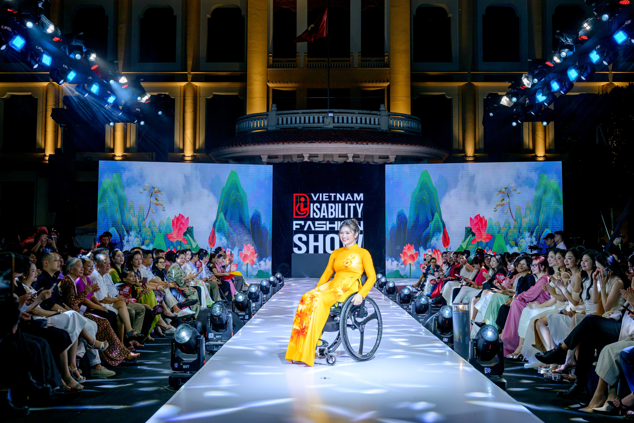 Show thời trang dành cho người khuyết tật chủ đề "Hình dáng của ý chí" được tổ chức tại khuôn viên Bảo tàng Mỹ thuật Việt Nam