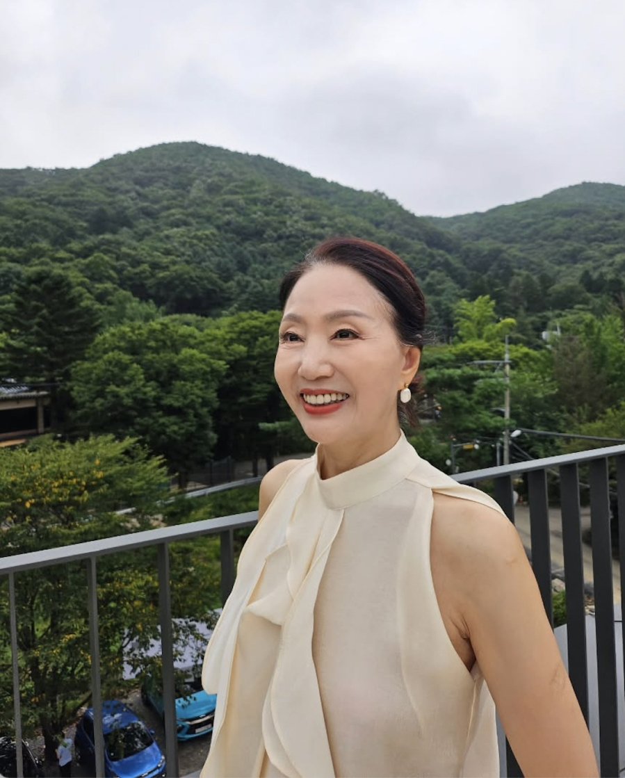 người phụ nữ Hàn đã bước sang tuổi 70 nhưng vẫn khiến mọi người ngỡ ngàng bởi làn da mịn màng, trắng sáng và thần thái rạng rỡ.