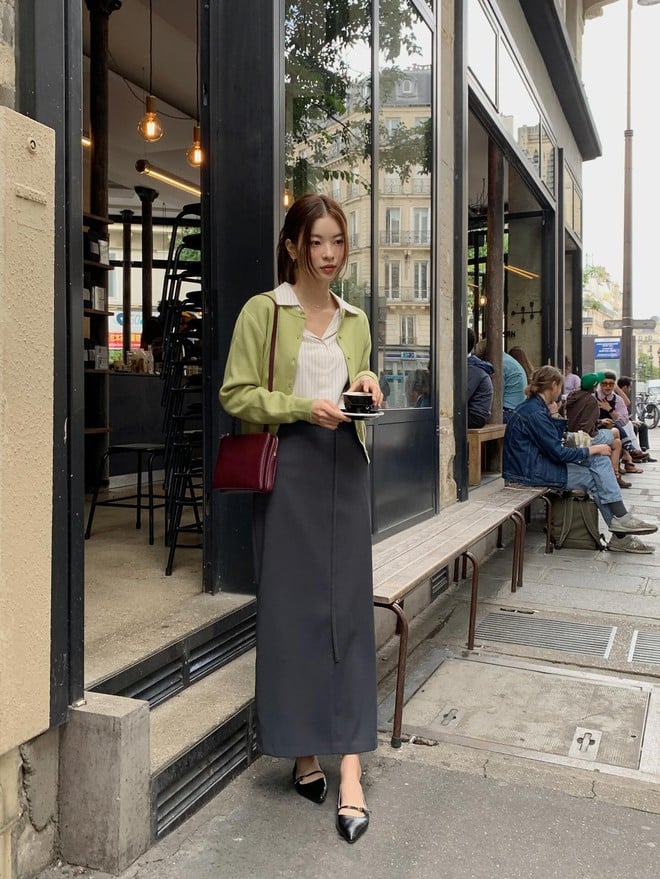 Với những ai yêu thích sự nữ tính, chân váy dài tối màu là item không thể thiếu