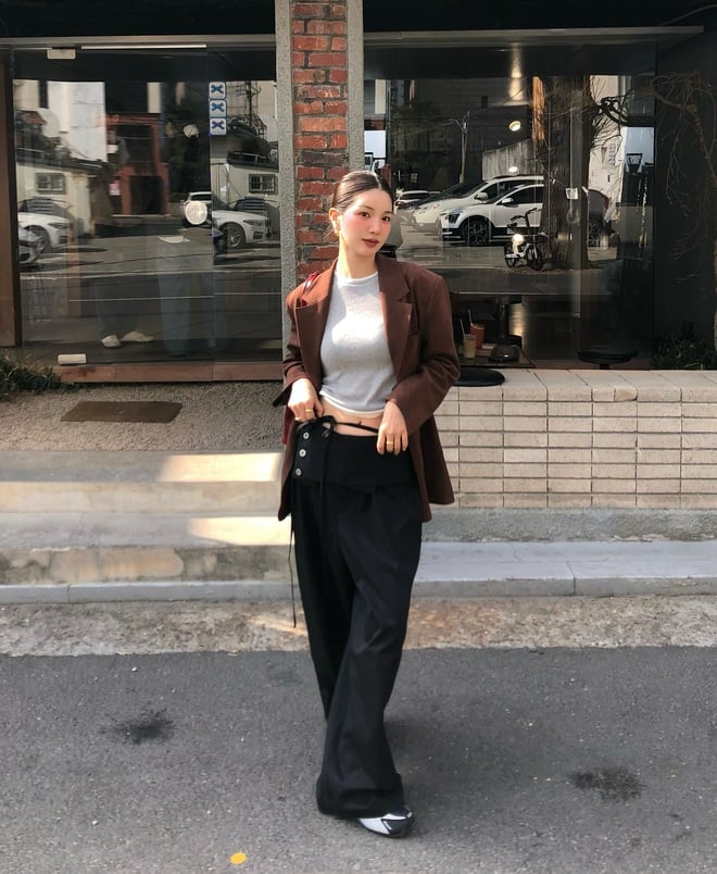 Không chỉ mang đến cảm giác tự do khi di chuyển, quần ống rộng tối màu còn giúp che khuyết điểm cực tốt.