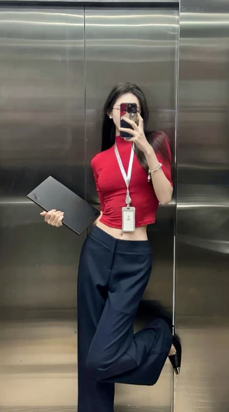 Hãy chọn một món đồ nổi bật làm điểm nhấn, giữ phần còn lại đơn giản để tổng thể vẫn cân đối và thời trang.