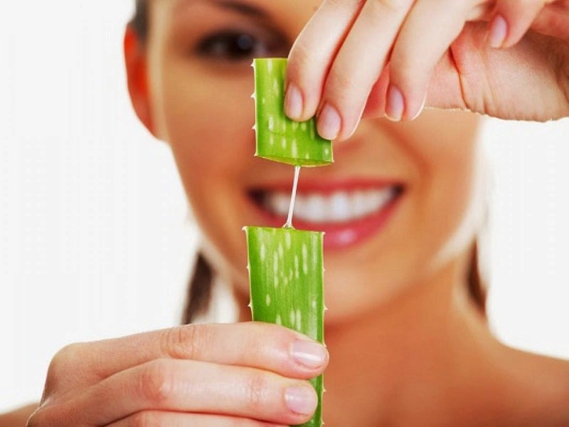 Chỉ với vài nguyên liệu sẵn có trong căn bếp như nha đam, mật ong và sữa chua, bạn hoàn toàn có thể “hồi sinh” làn da. Ảnh minh họa