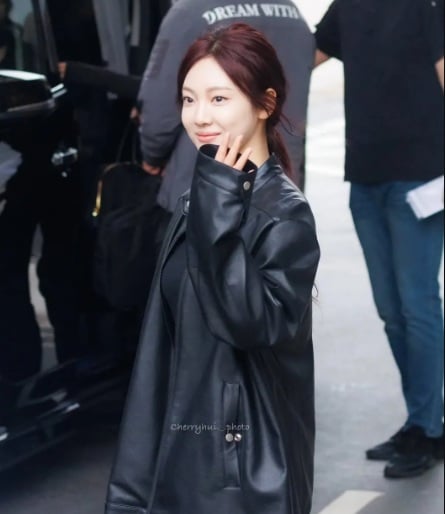 Cô kết hợp cùng áo ôm đen và kiểu tóc buộc nhẹ, tạo nên sự cân bằng giữa nét sắc sảo và vẻ dịu dàng nữ tính