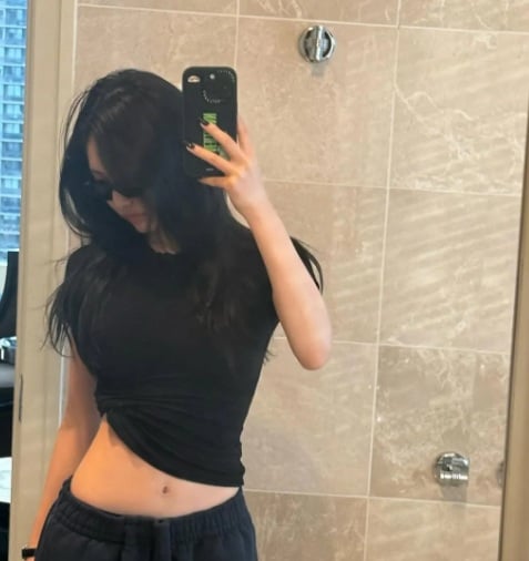 Cô thường xuyên diện croptop ôm sát, phối cùng quần thể thao cạp trễ, khoe khéo vòng eo săn chắc và vóc dáng chuẩn mực.