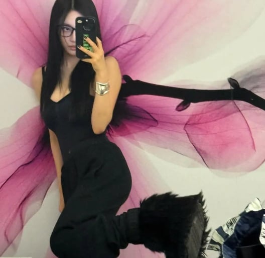 Ningning không ngại thử thách bản thân với những outfit mang tính đối lập.