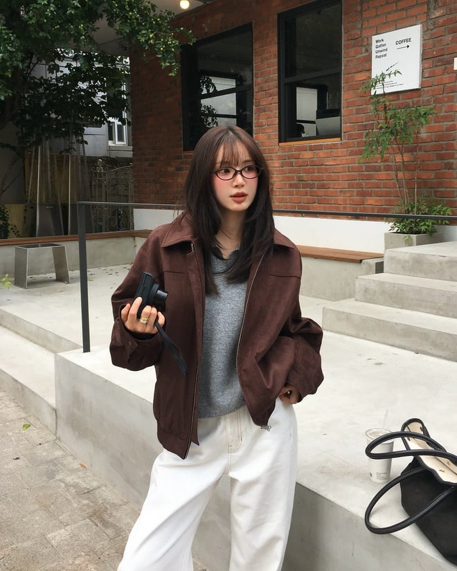 Trong những ngày thời tiết se lạnh, chiếc áo khoác nâu luôn là món đồ “cứu cánh” giúp bạn vừa giữ ấm, vừa thể hiện gu thời trang tinh tế.