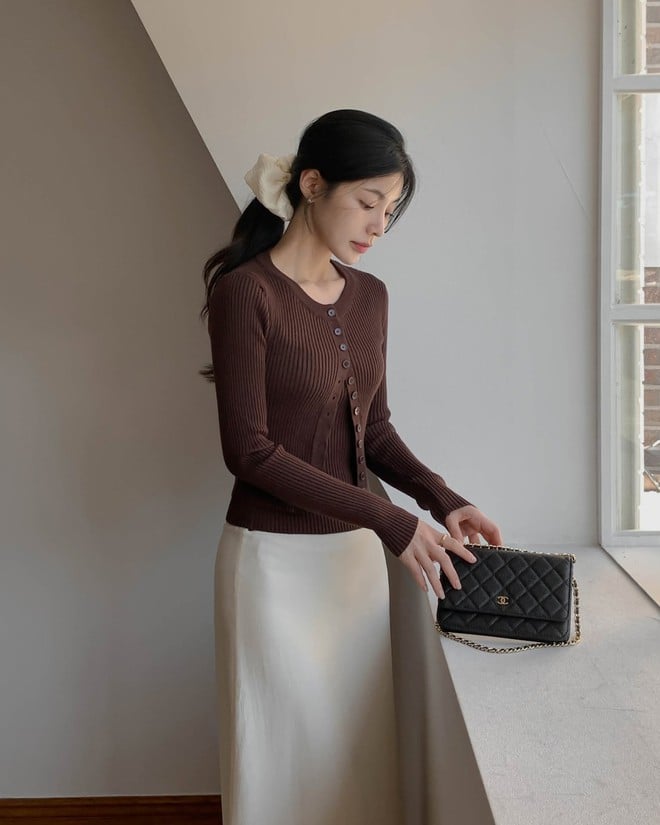 Một trong những món đồ không thể thiếu khi gió lạnh tràn về chính là áo len.