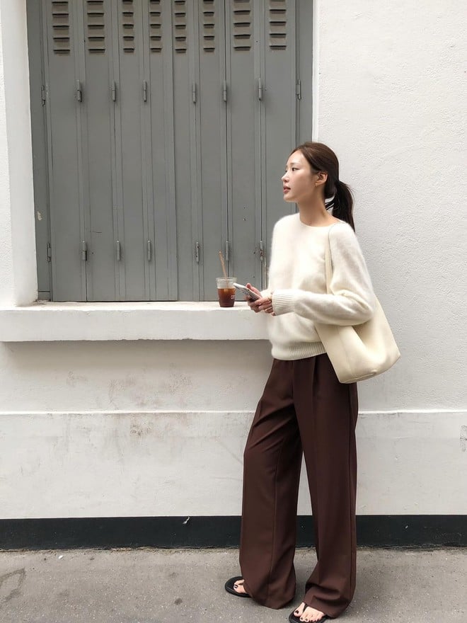 Với thiết kế suông nhẹ, chất liệu vải rũ và đường may tinh tế, quần ống suông nâu giúp đôi chân trông dài