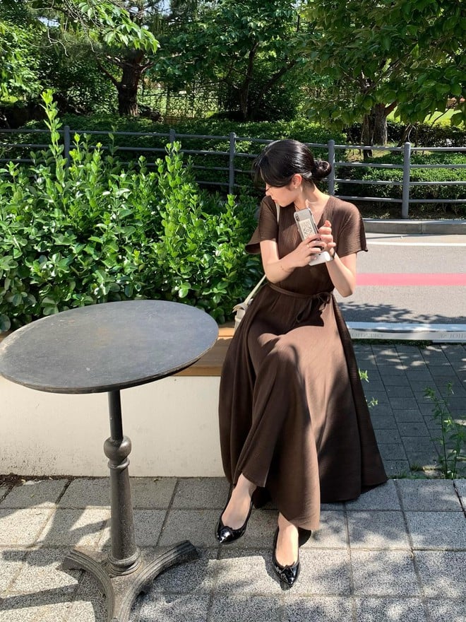 Váy liền màu nâu là lựa chọn hoàn hảo cho những ai yêu thích vẻ đẹp nữ tính nhưng không muốn quá sến hay cầu kỳ.