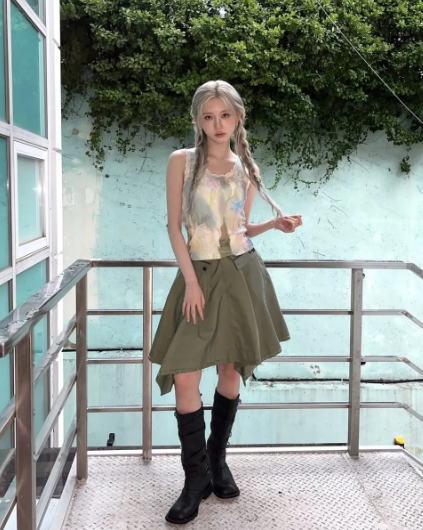 Đại diện cho thế hệ Gen Z, Gaeul mang đến năng lượng trẻ trung và linh hoạt khi phối đồ với bốt. 