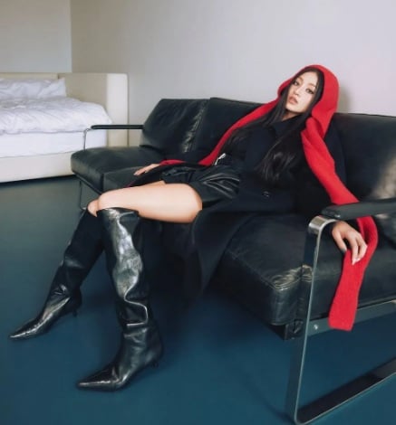 Jihyo mang đến hình ảnh của một quý cô hiện đại, mạnh mẽ nhưng vẫn đầy quyến rũ.