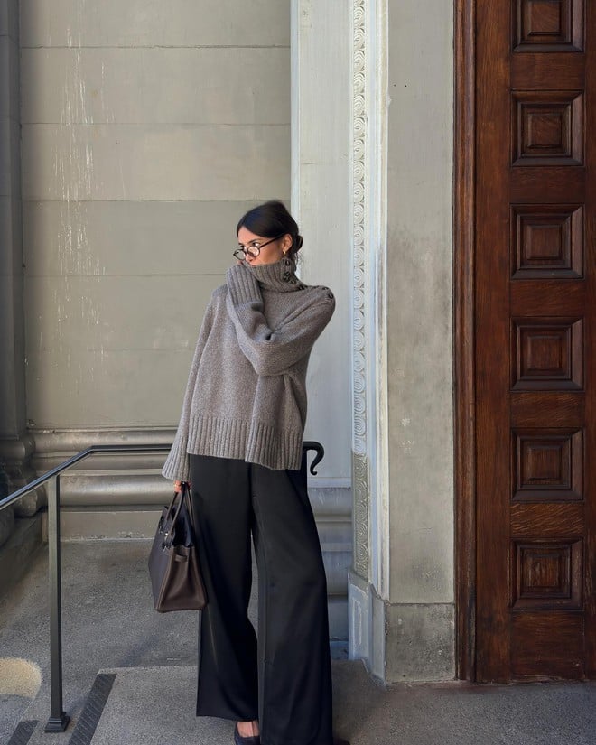 Áo len trơn là món đồ không thể thiếu trong mùa đông của mọi quý cô Pháp. 